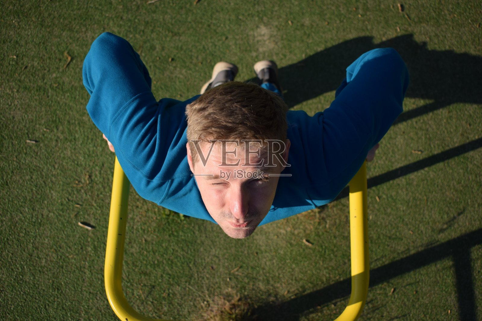 一名男运动员在室外体育馆锻炼照片摄影图片