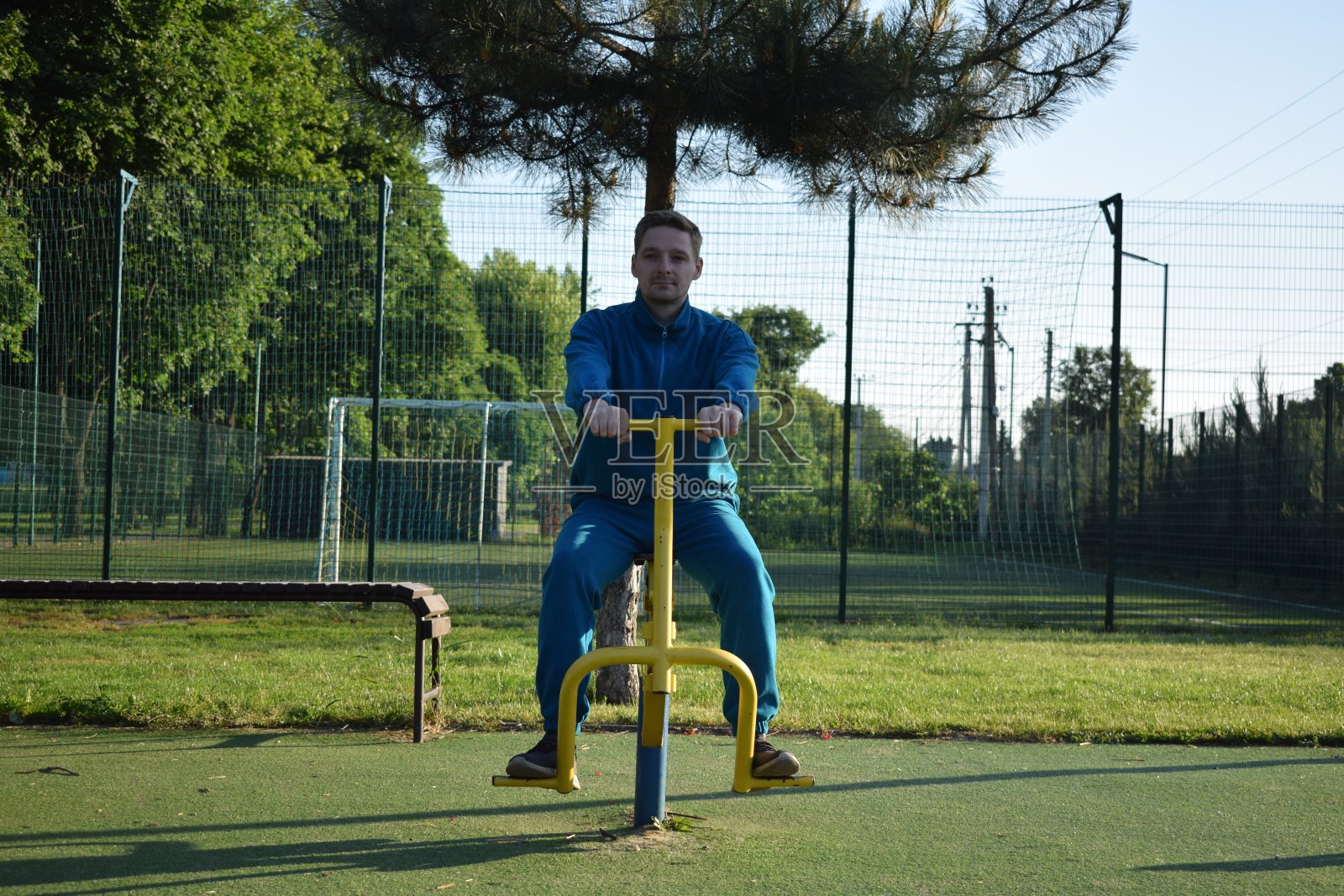 一名男运动员在室外体育馆锻炼照片摄影图片