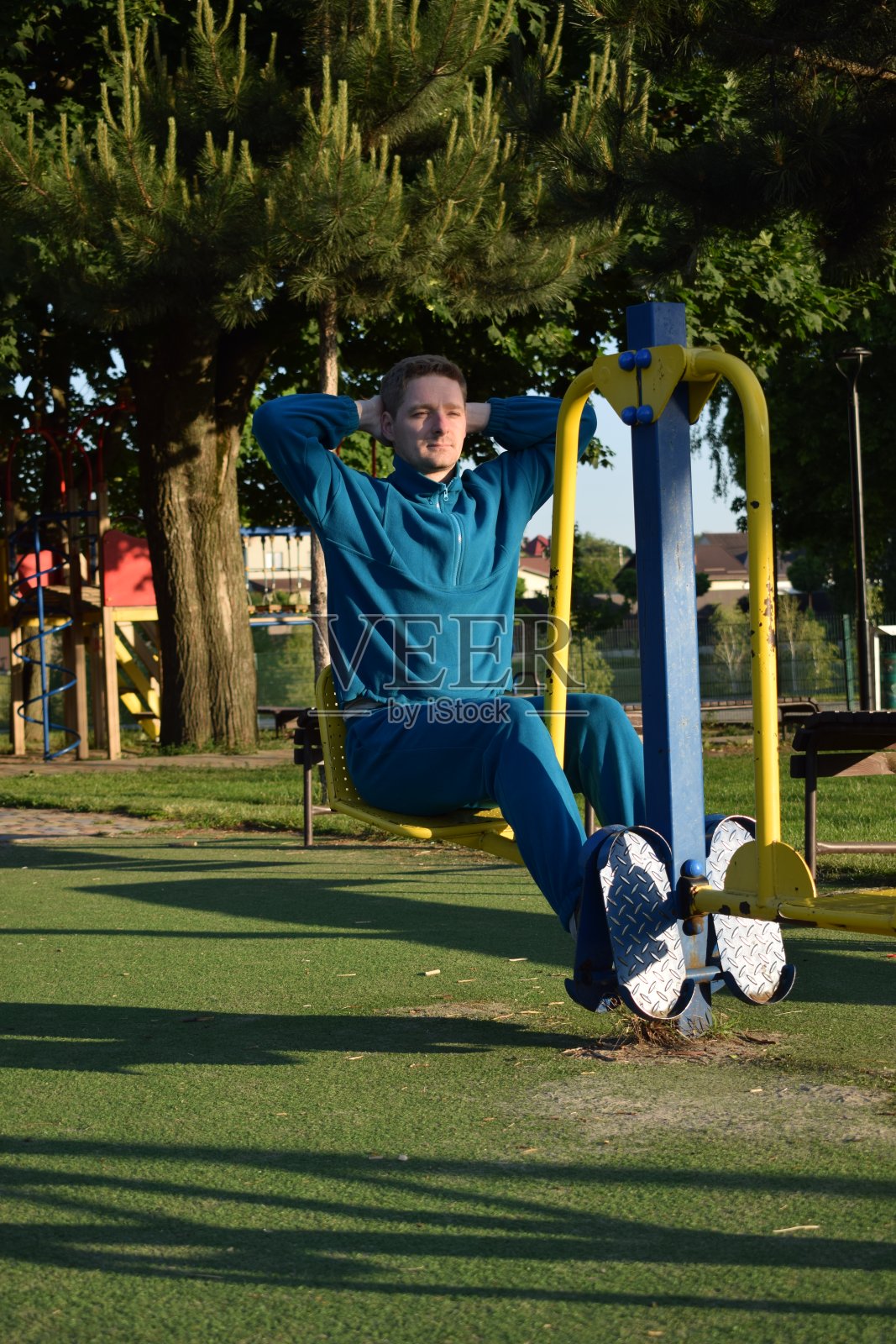 一名男运动员在室外体育馆锻炼照片摄影图片