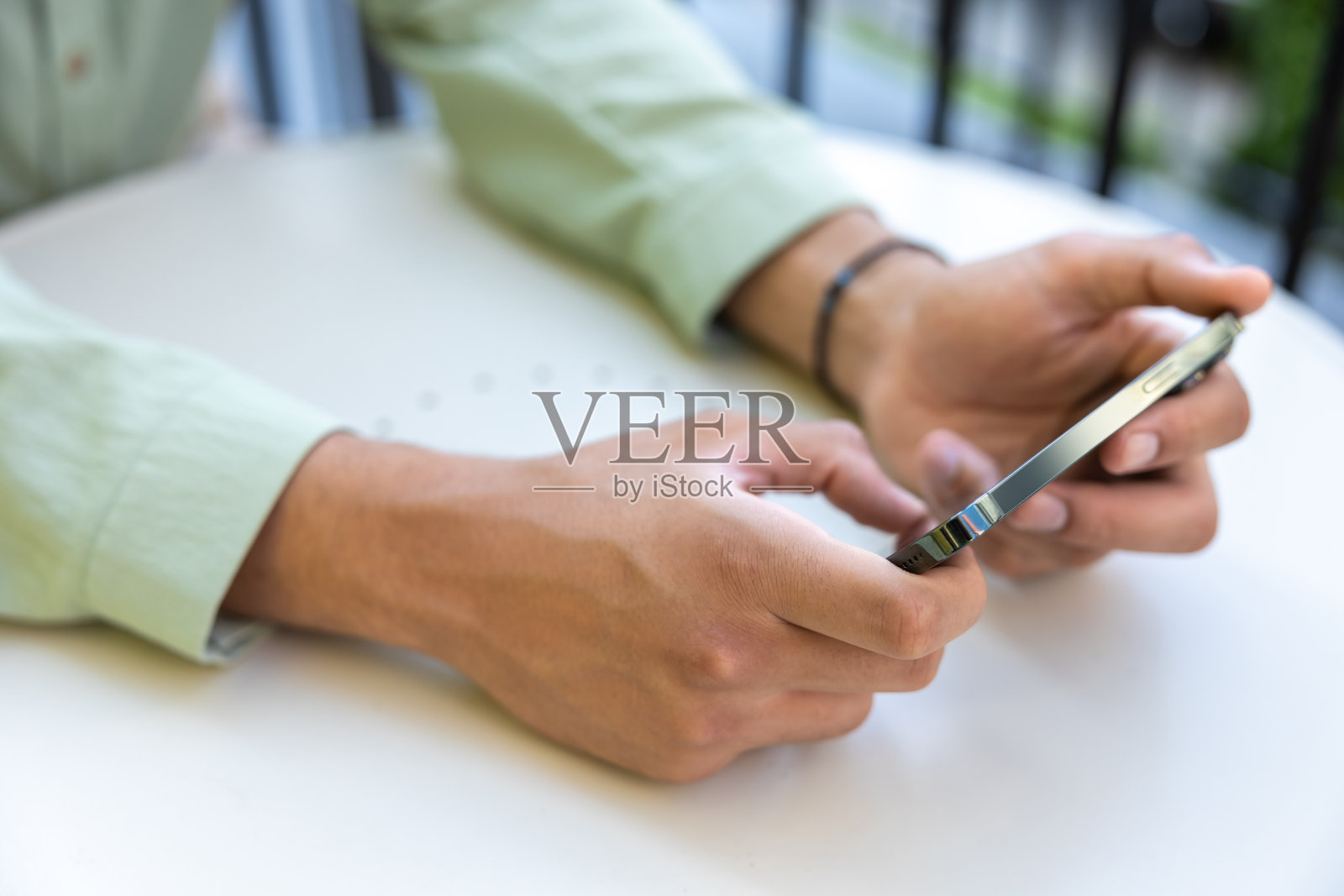 无法辨认的男子在户外用手机玩电子游戏照片摄影图片