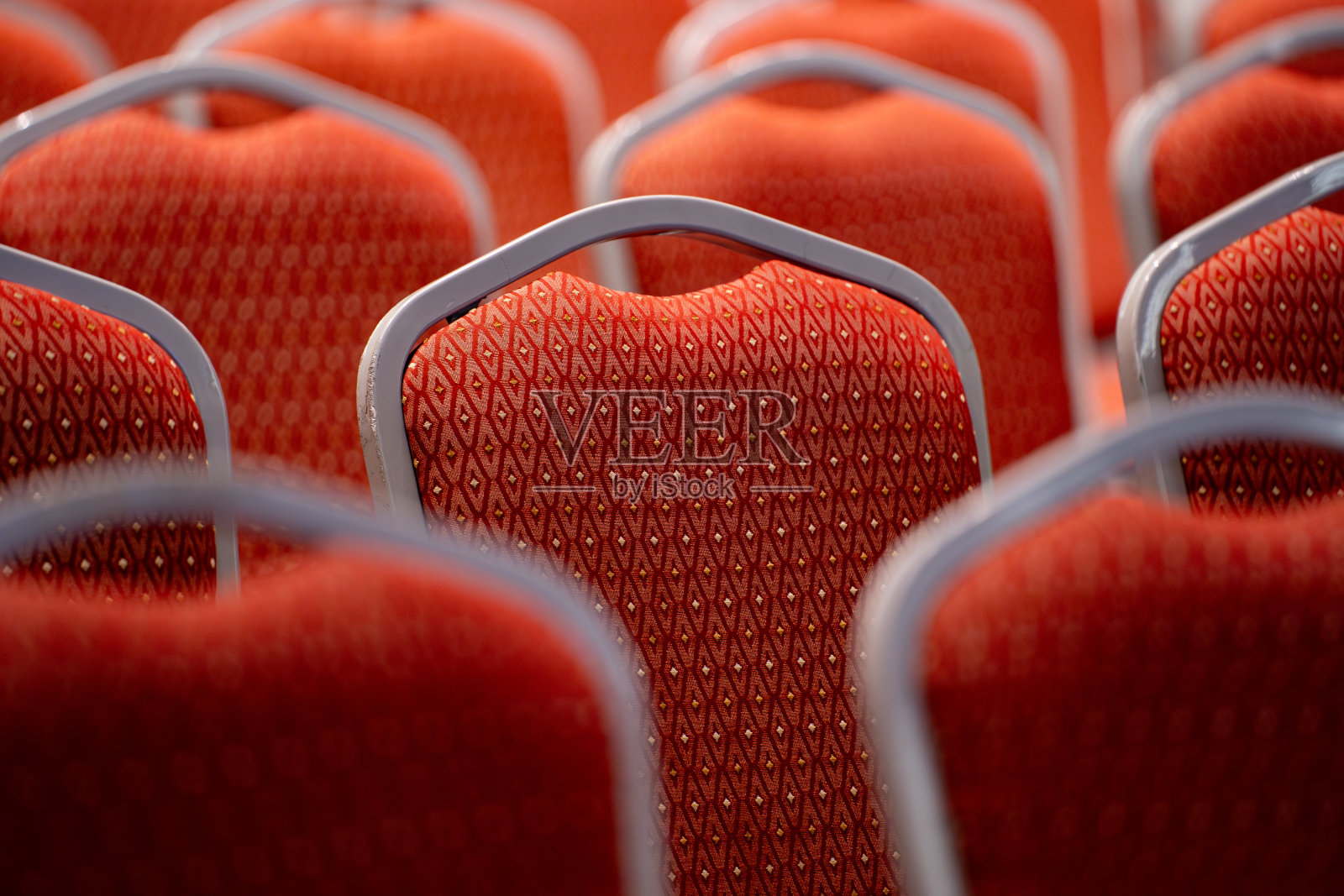 国会大厅里的空椅子。照片摄影图片