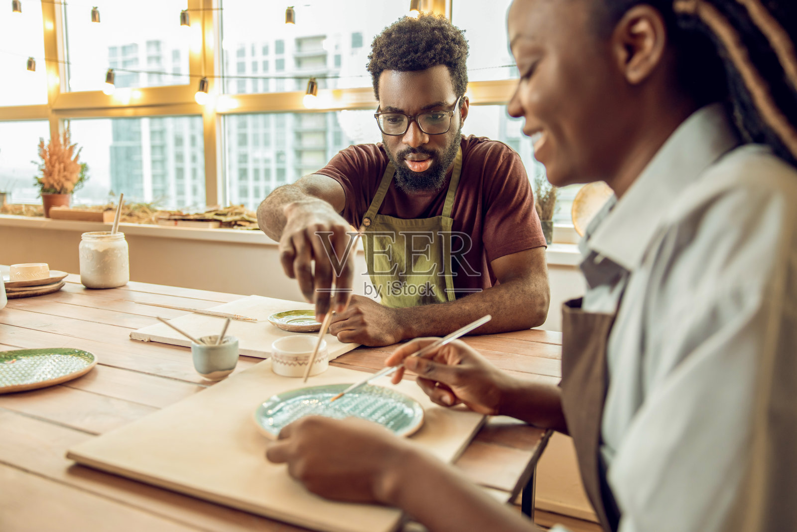 两个人在陶器作坊里摆弄粘土照片摄影图片