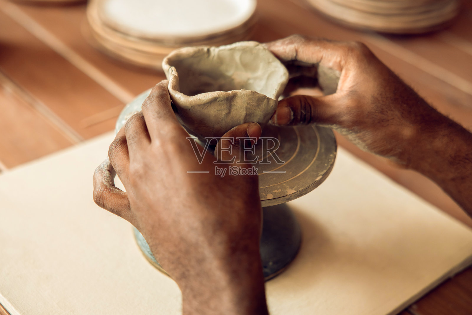 近距离照片雕塑家的手与粘土杯工作照片摄影图片
