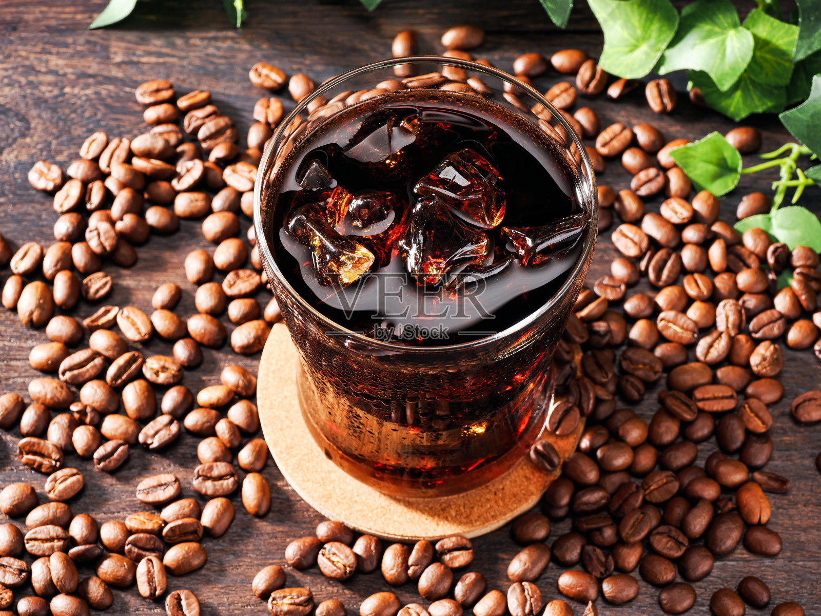 冰咖啡和咖啡豆照片摄影图片