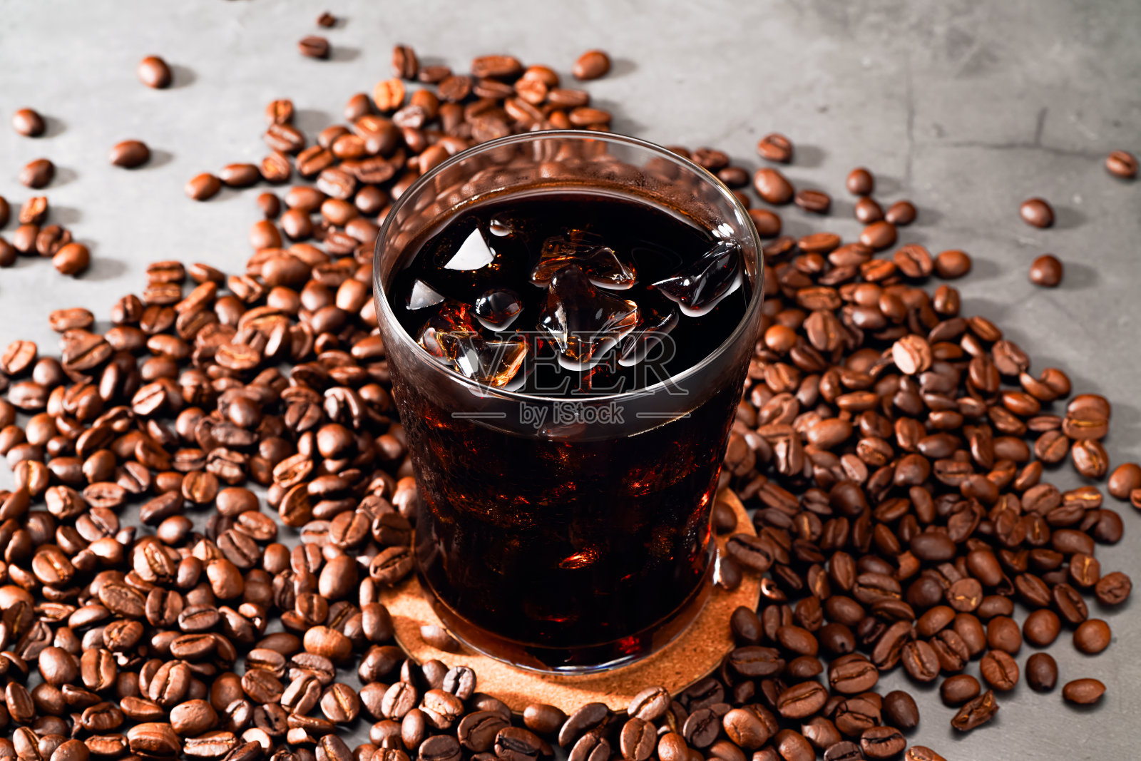 冰咖啡和咖啡豆照片摄影图片