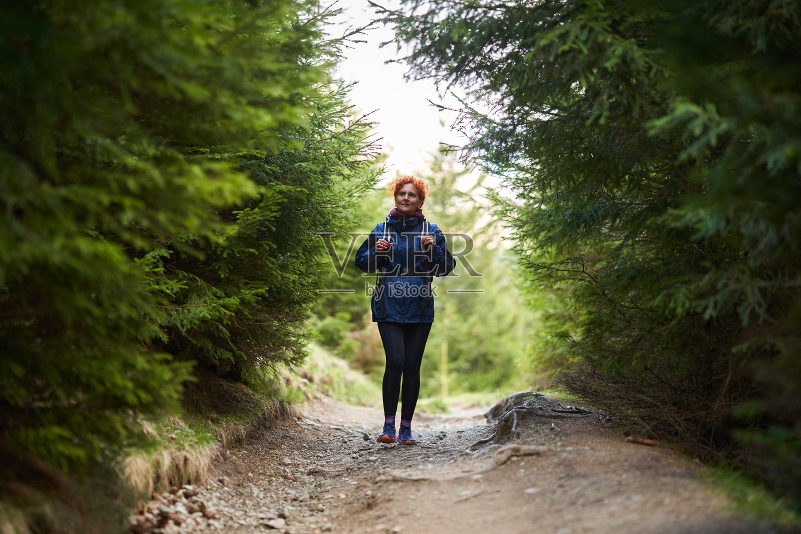 背着背包在山里徒步旅行的女人照片摄影图片