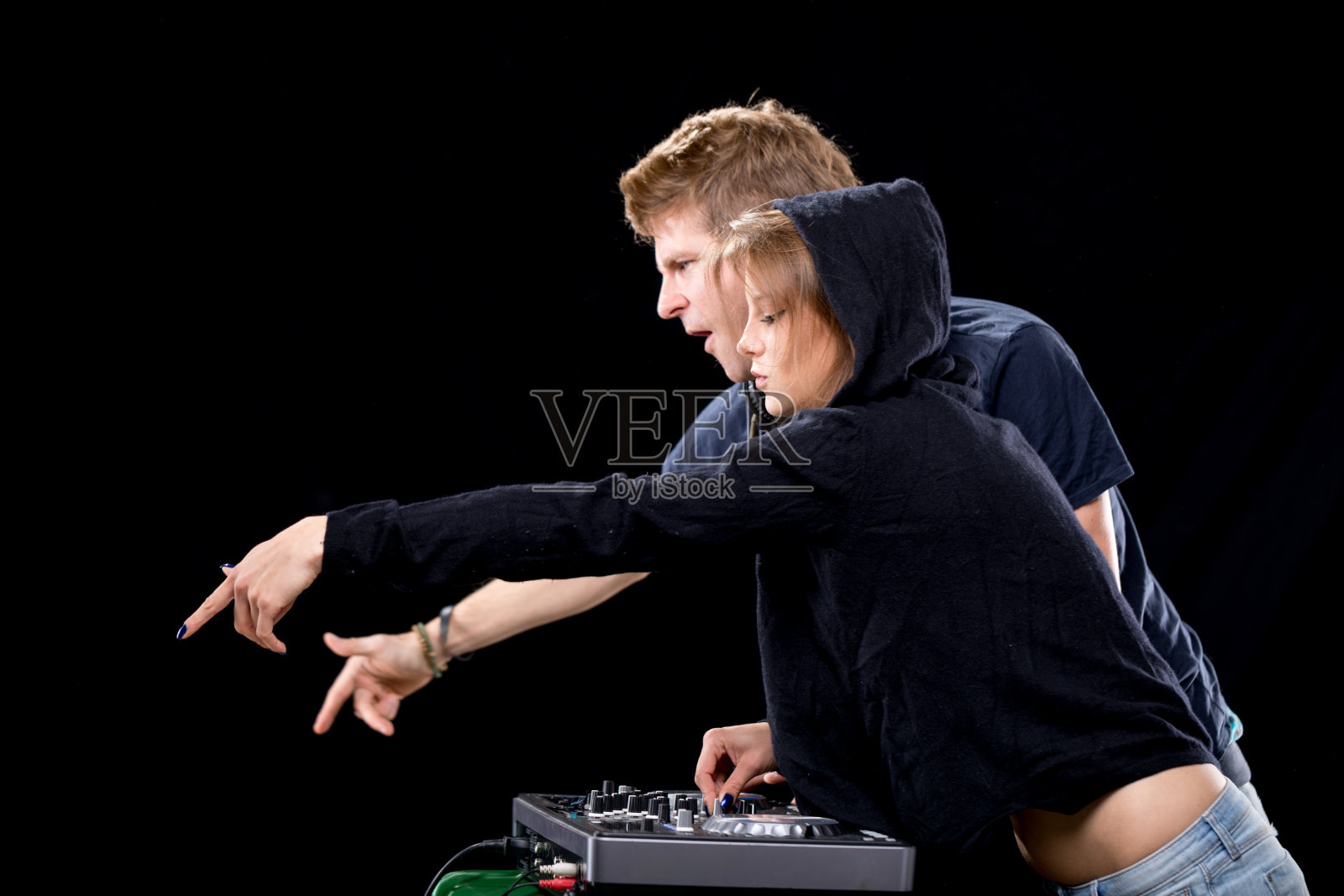 俏皮的dj，穿卫衣的女人，黑色背景照片摄影图片