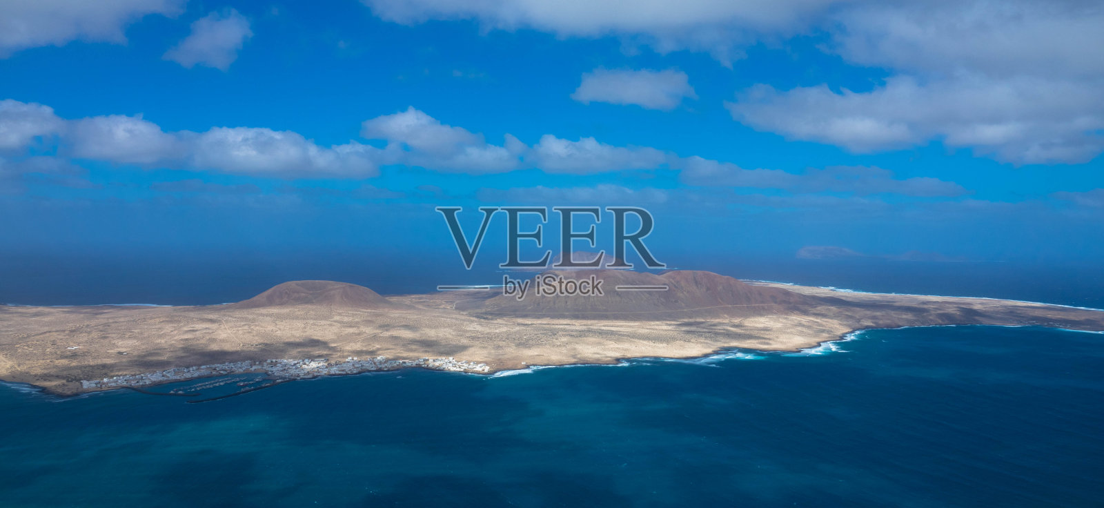 壮观的小岛全景：西班牙兰萨罗特岛照片摄影图片