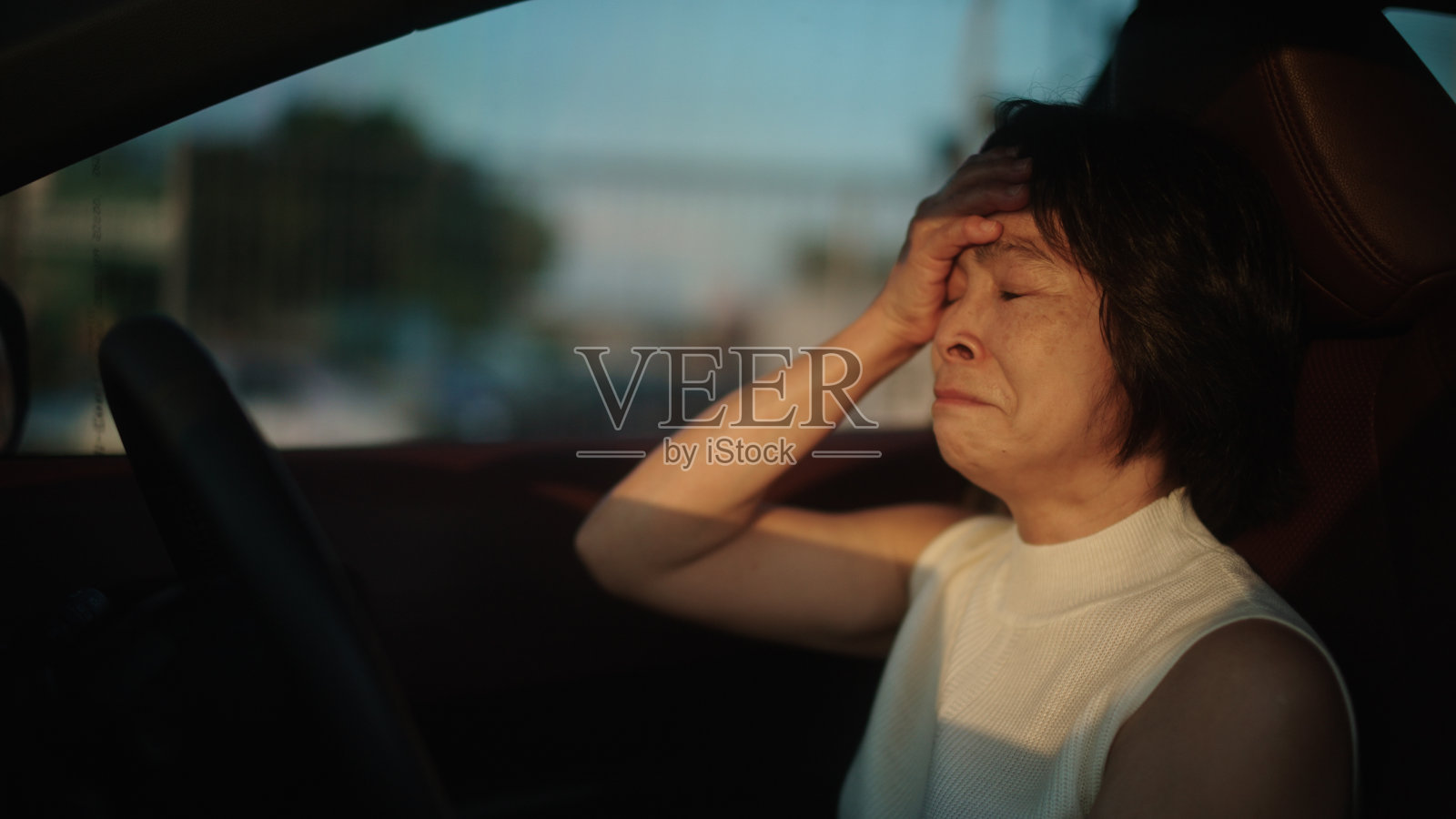 车里悲伤的中年妇女照片摄影图片