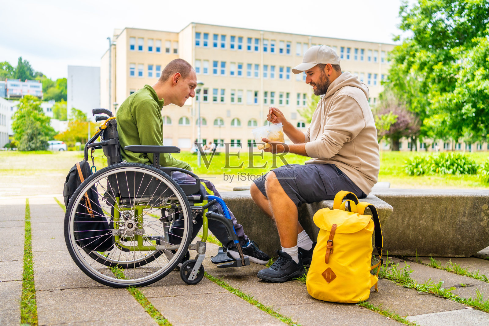 男子帮助脑瘫患者进食照片摄影图片