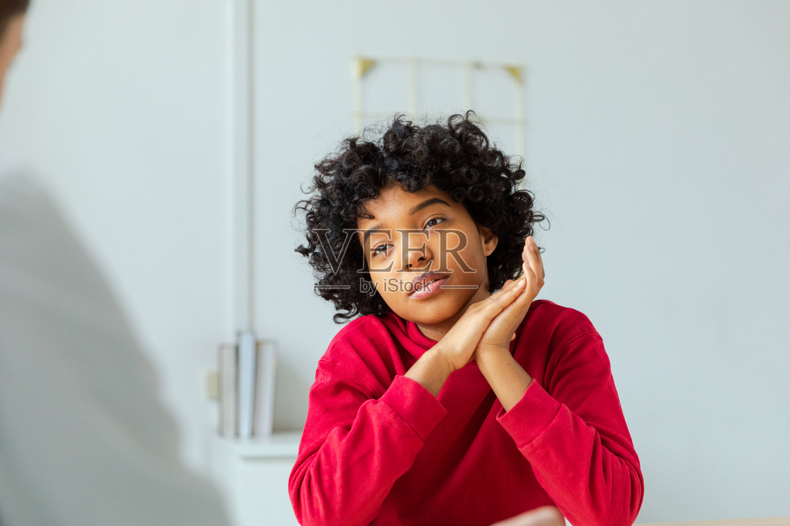 年轻的非裔美国女病人和女医生在医生办公室。女病人和医生在病房里会诊。医学、保健、体检理念。去看医生。照片摄影图片