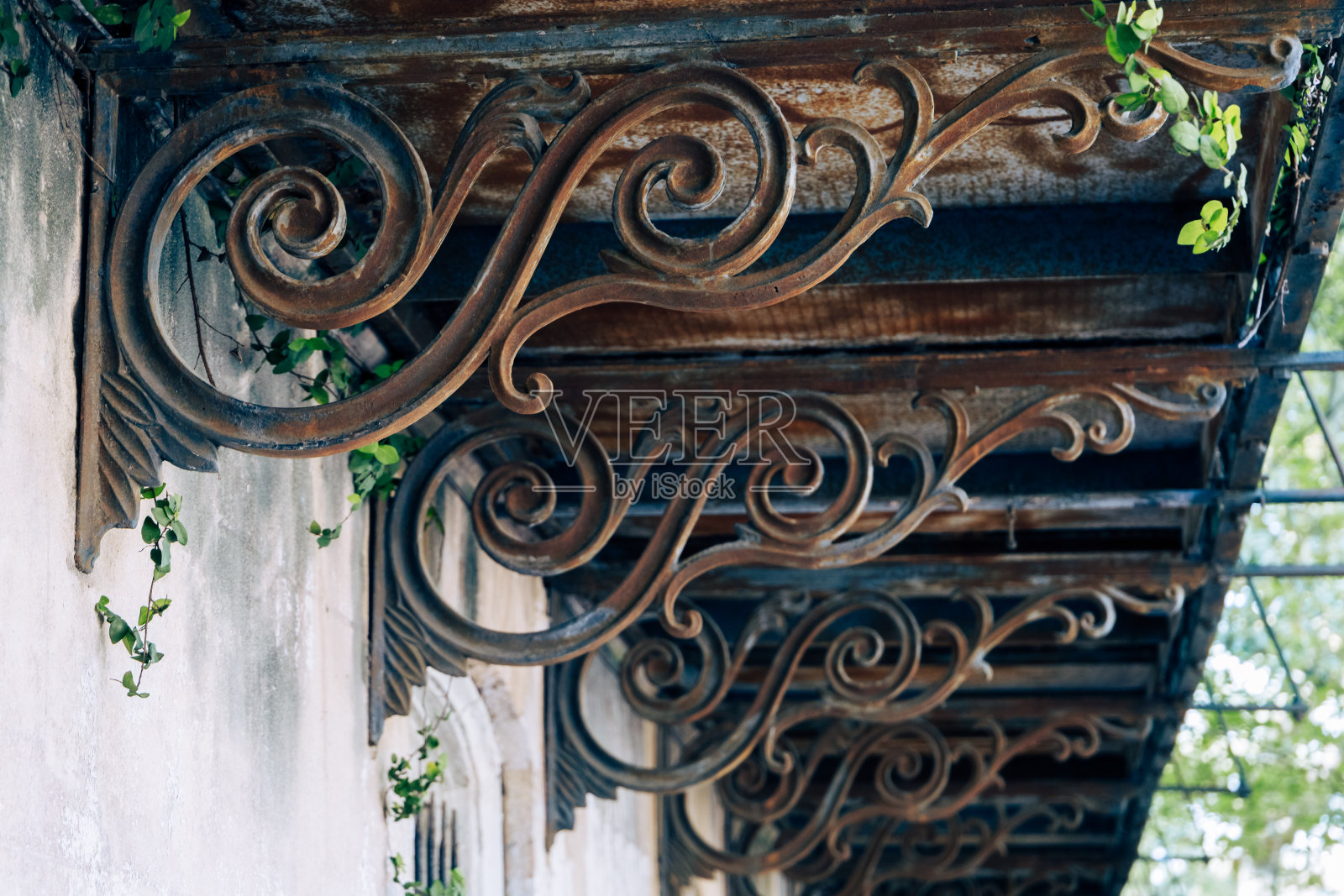 质朴的黑铁装饰支撑着阳台照片摄影图片