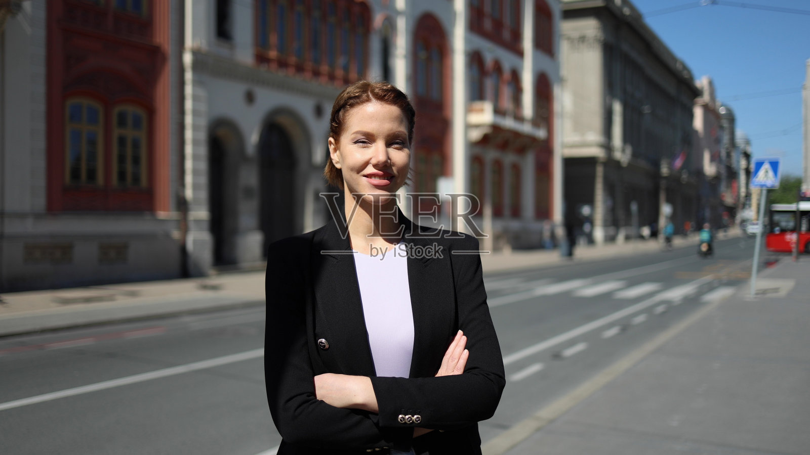 年轻的女商人在城市街道上享受照片摄影图片