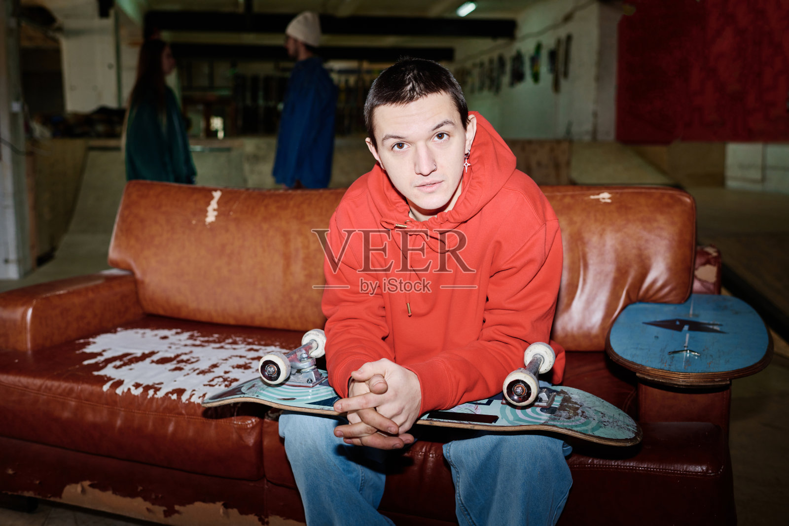 年轻人坐在滑板公园的沙发上照片摄影图片