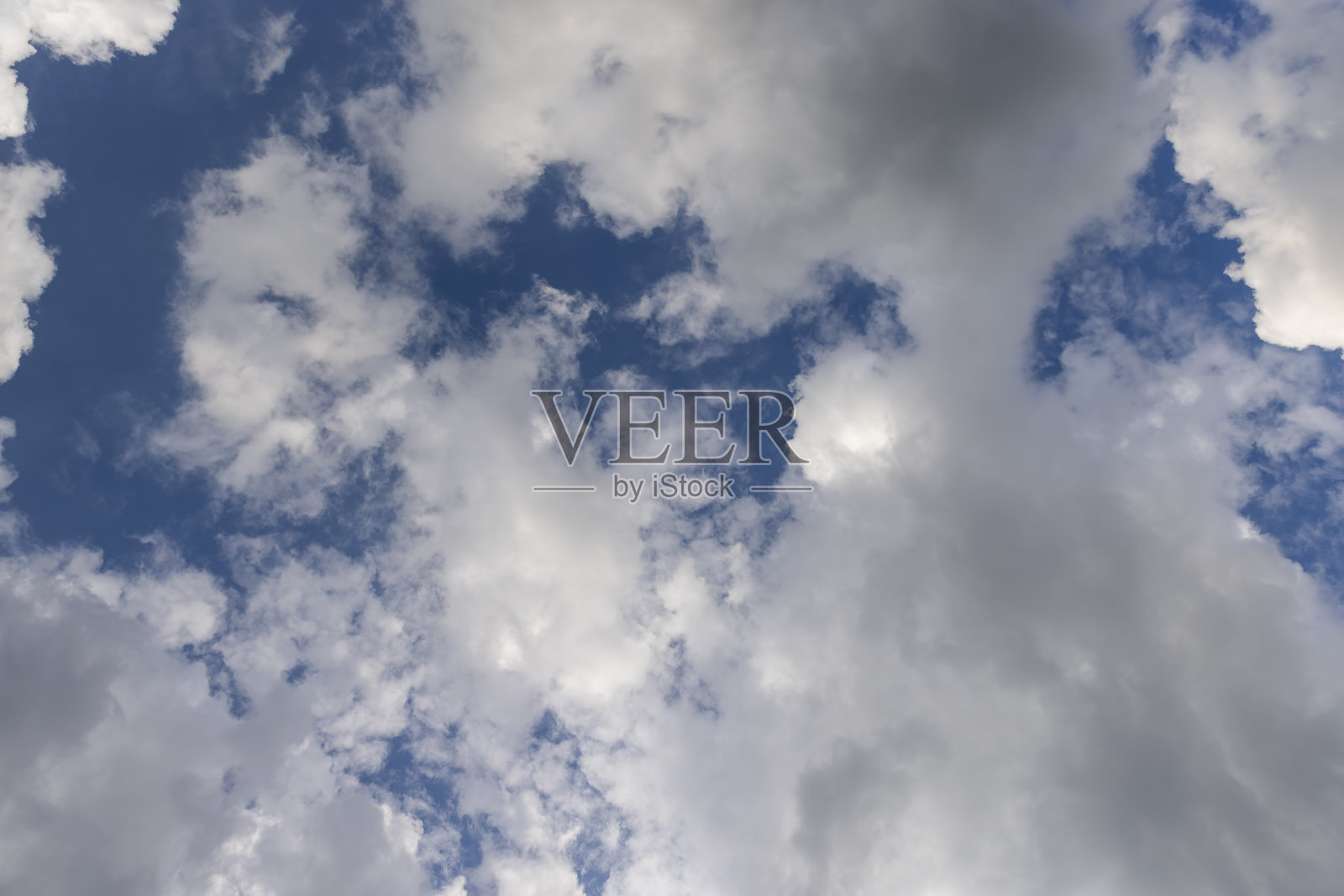 多云的天气天空有白色和灰色的云照片摄影图片