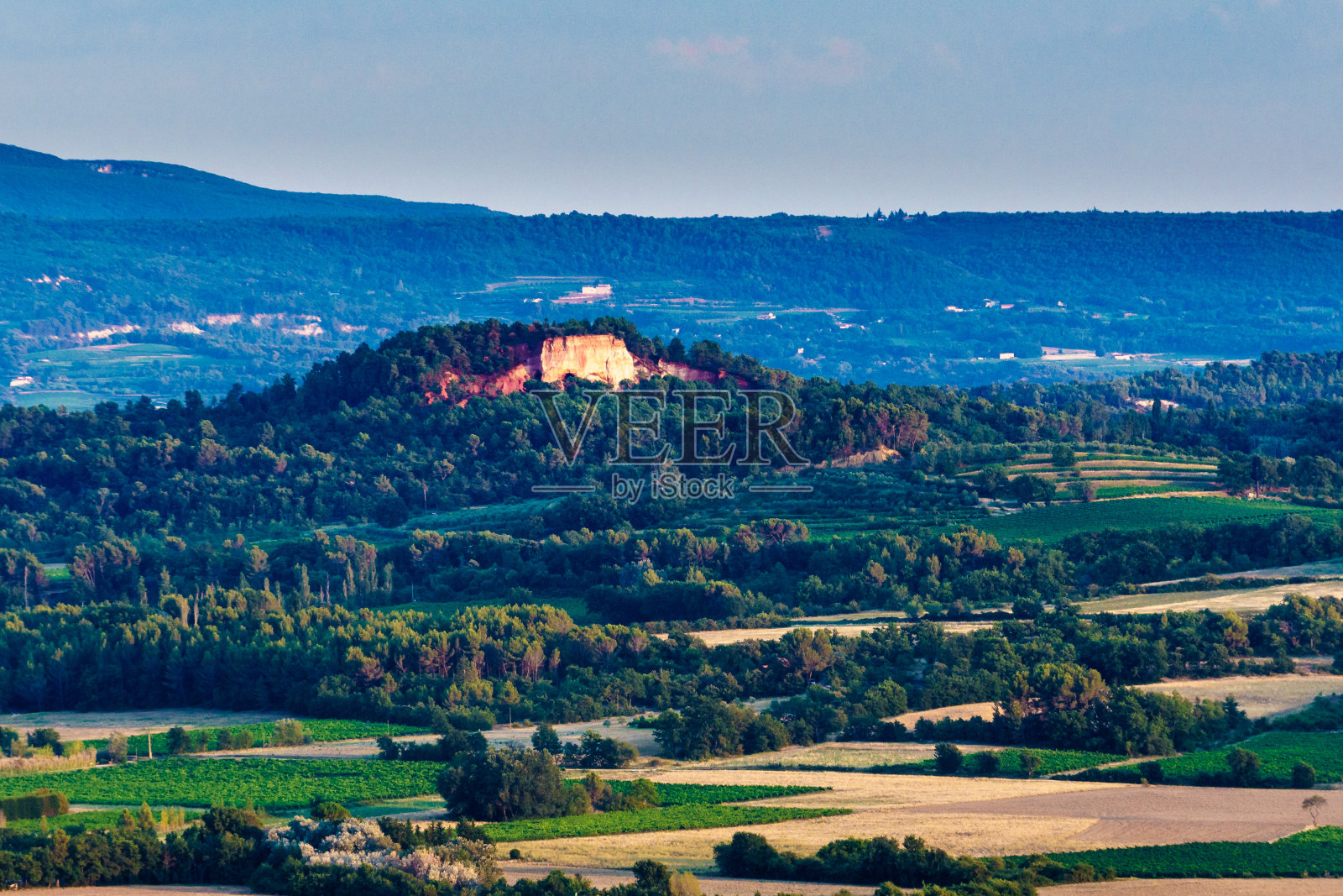 法国普罗旺斯鲁西永的红色岩石照片摄影图片