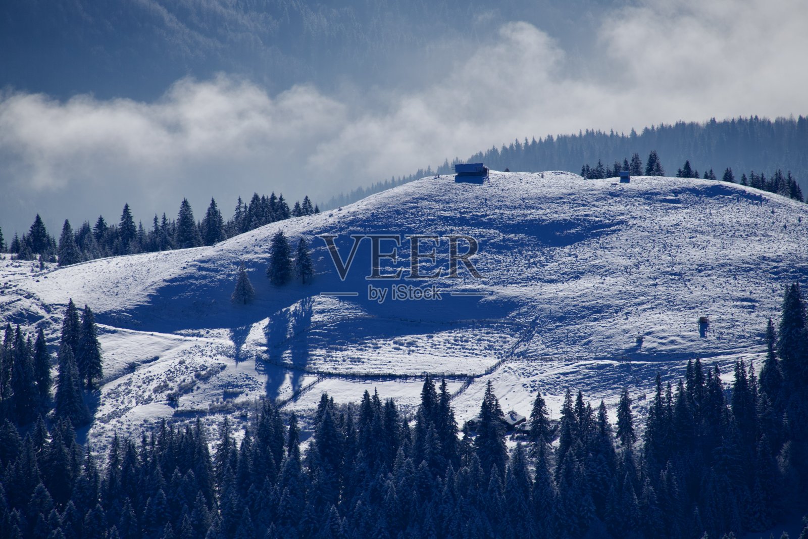 从多尔峰到普拉霍瓦山谷，罗马尼亚布塞吉山脉照片摄影图片