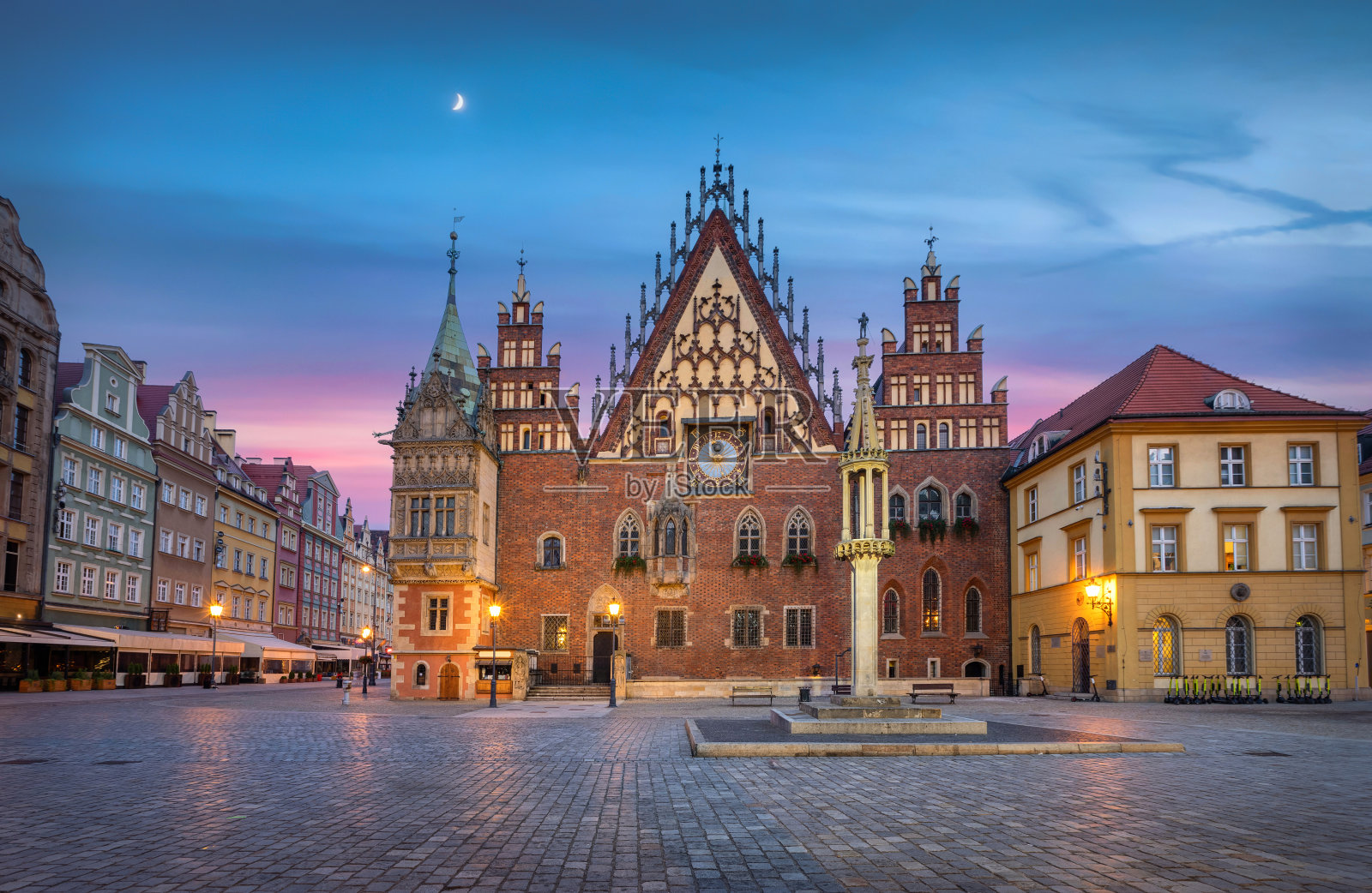 黄昏的波兰弗罗茨瓦夫哥特式市政厅照片摄影图片