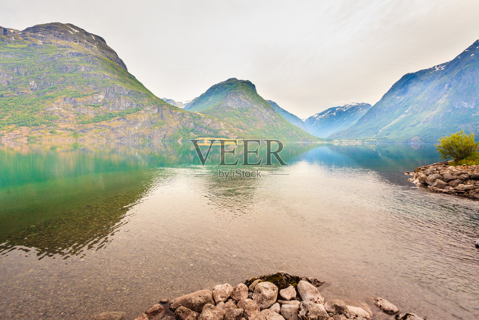 挪威的山脉和峡湾，照片摄影图片