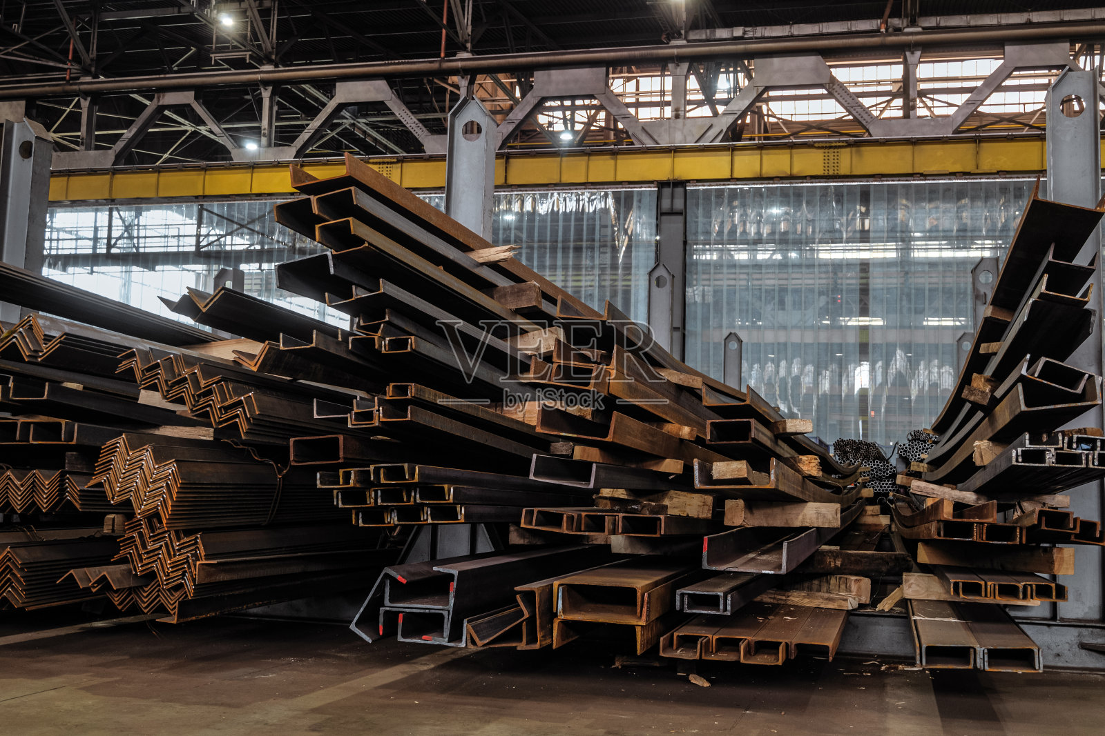 工业金属制品生产车间轧制金属结构的仓储车间。钢型材叠放。照片摄影图片