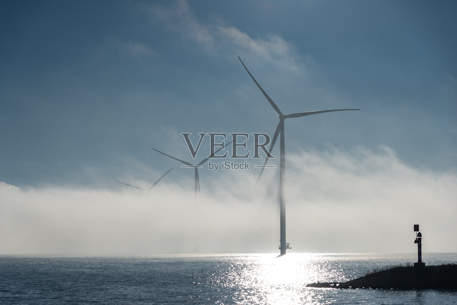 艾瑟米尔湖的风车农场有雾，可再生能源照片摄影图片