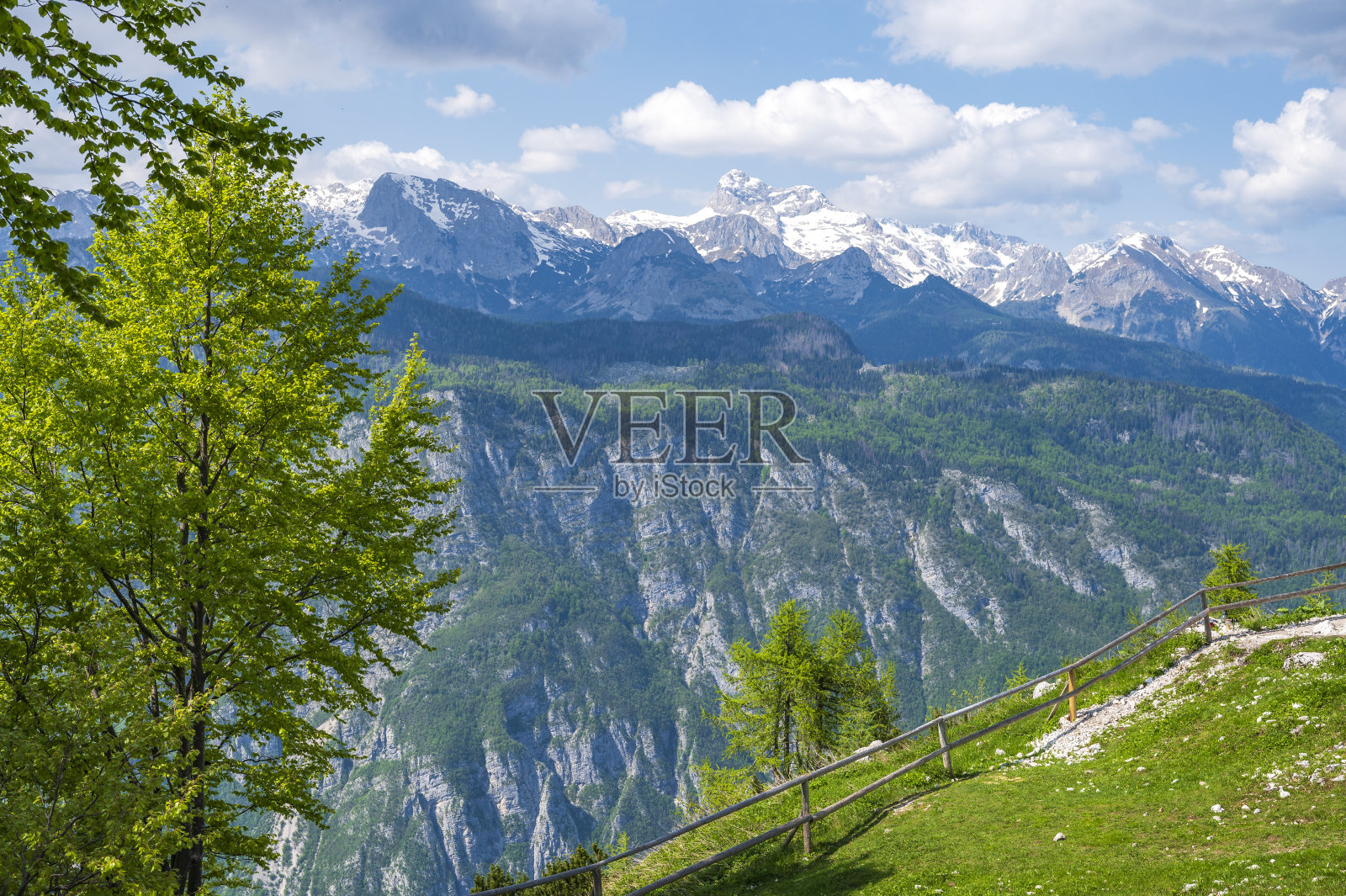 从斯洛文尼亚博希尼湖的Vogels滑雪中心俯瞰朱利安·阿尔卑斯山照片摄影图片