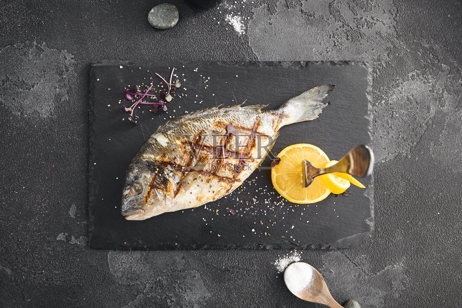 板岩盘烤鱼的高架景观照片摄影图片