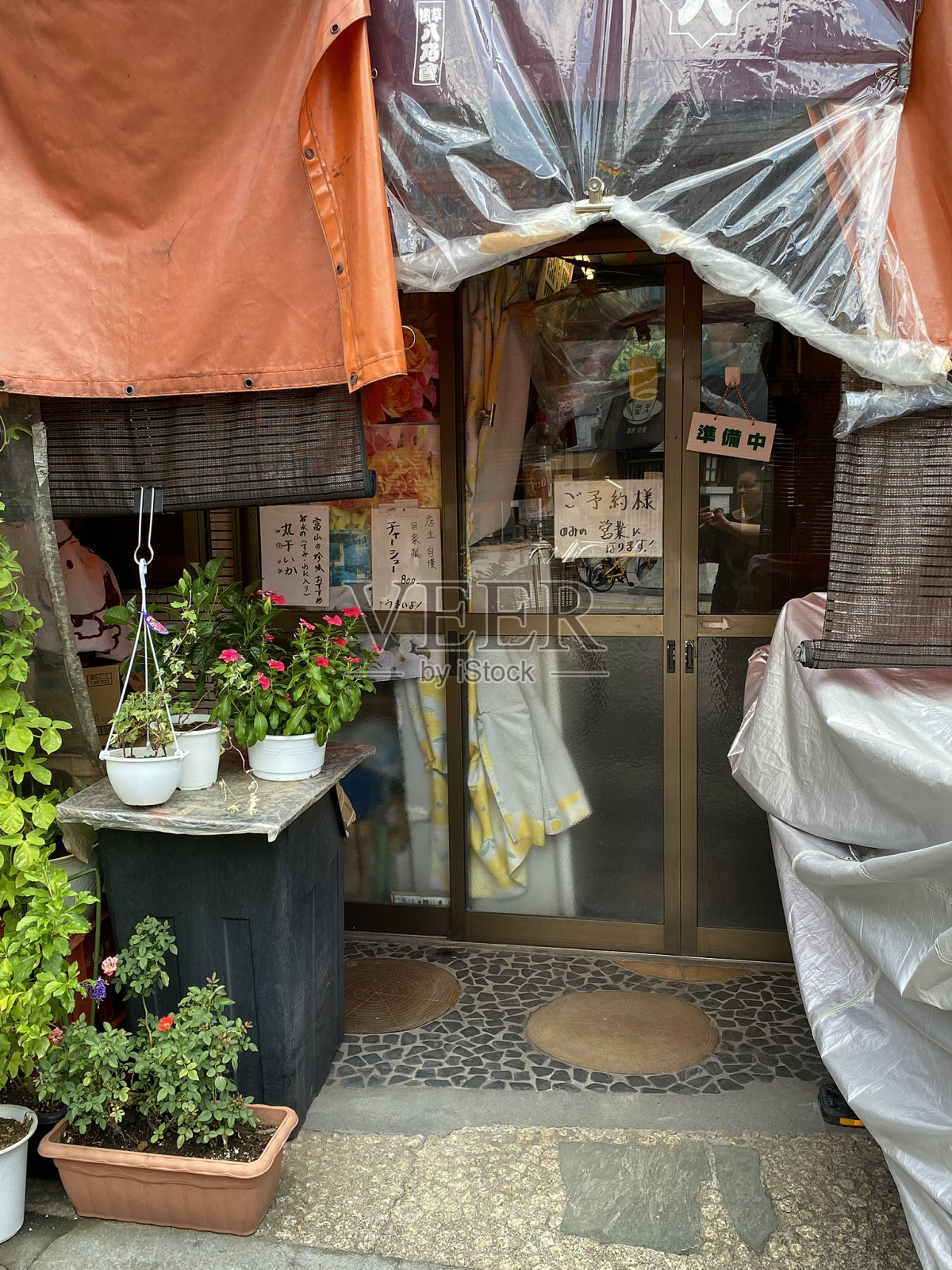 日本-东京-浅草区-老城区的小餐馆照片摄影图片