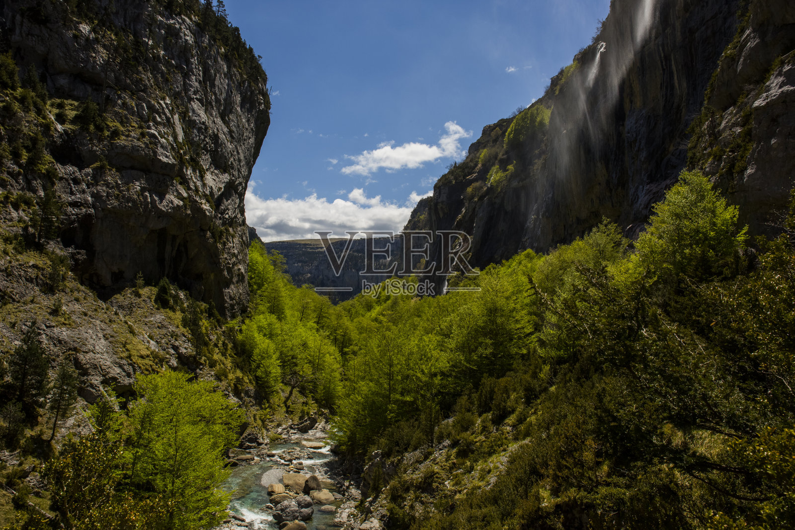 西班牙北部比利牛斯山脉阿拉贡地区贝尔萨山脉的春季景观。欧洲照片摄影图片