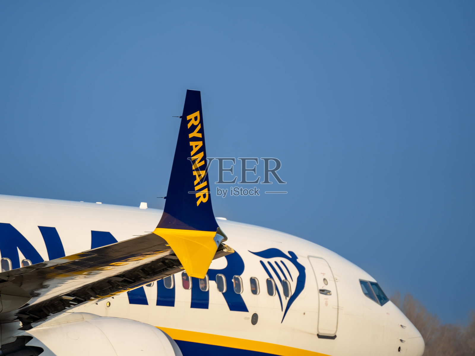 瑞安航空波音737 Max 8分叶小翼也被称为分叶弯形小翼，旨在减少涡流阻力，从而通过最大化升力来提高燃油效率照片摄影图片