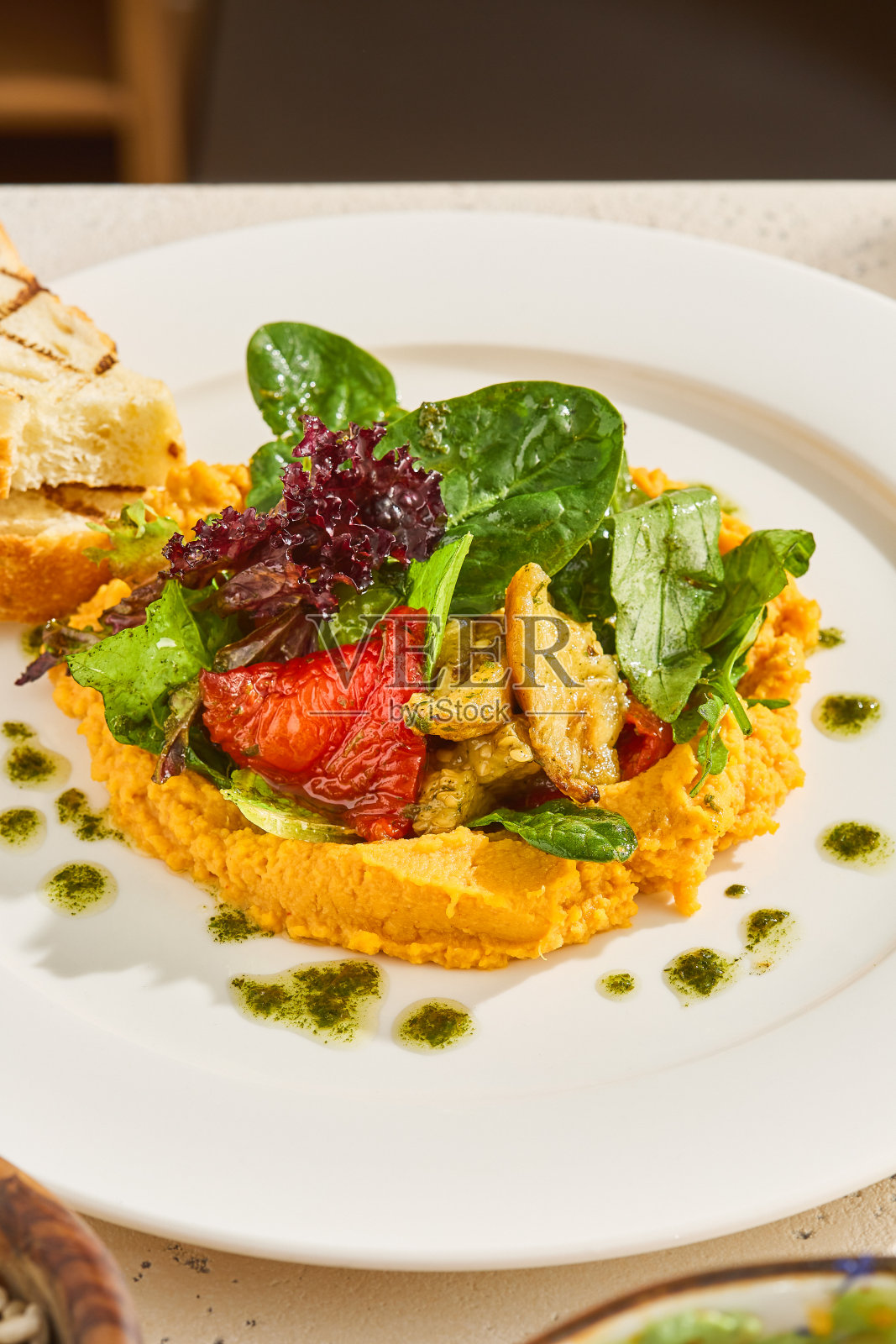 美味的甘薯PurÃ©e和鹰嘴豆泥与烤蔬菜-健康和丰富多彩的植物为基础的菜肴照片摄影图片