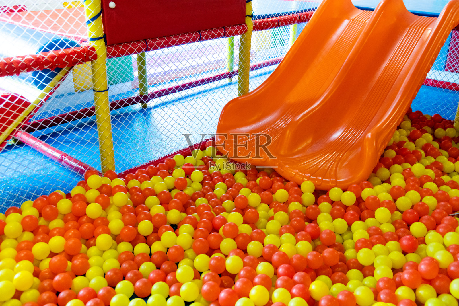 操场上有五颜六色的球和滑梯照片摄影图片