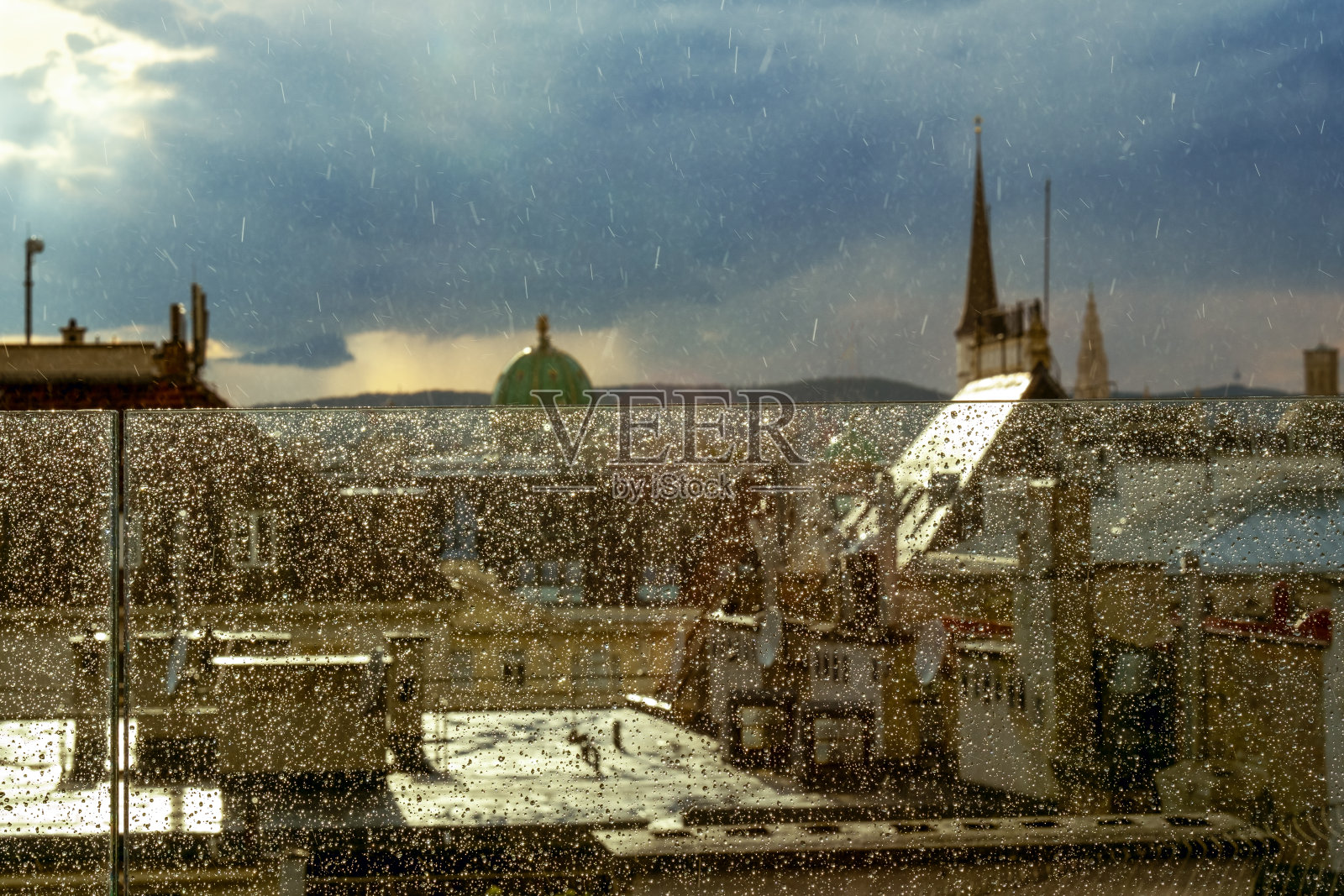 在美丽的维也纳，风雨交加照片摄影图片