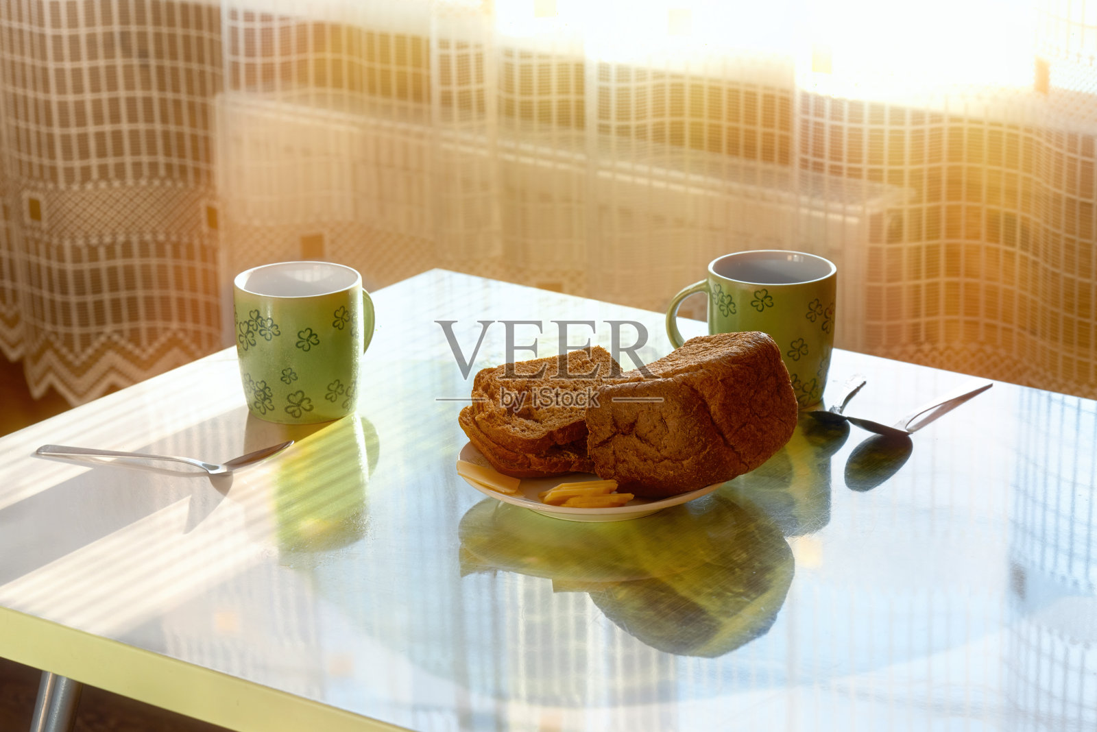 在一个阳光明媚的早晨，桌上放着清淡的早餐。照片摄影图片