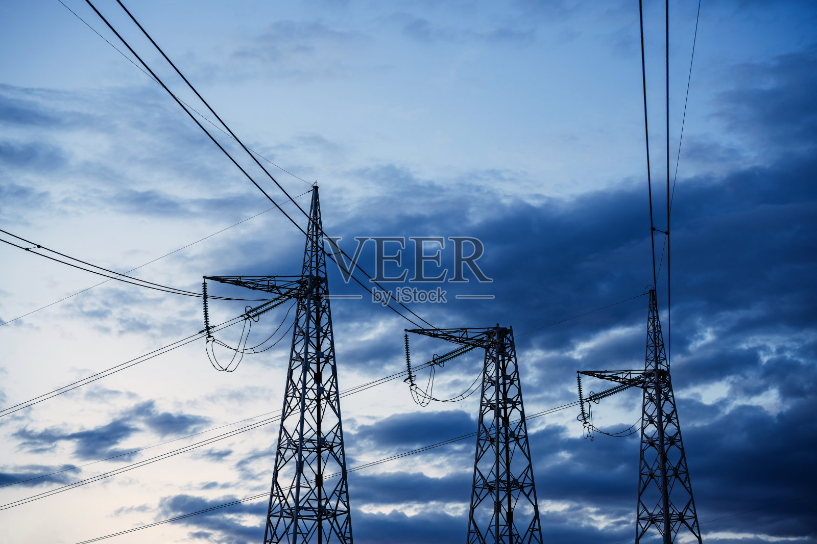 天空背景下的高压线照片摄影图片
