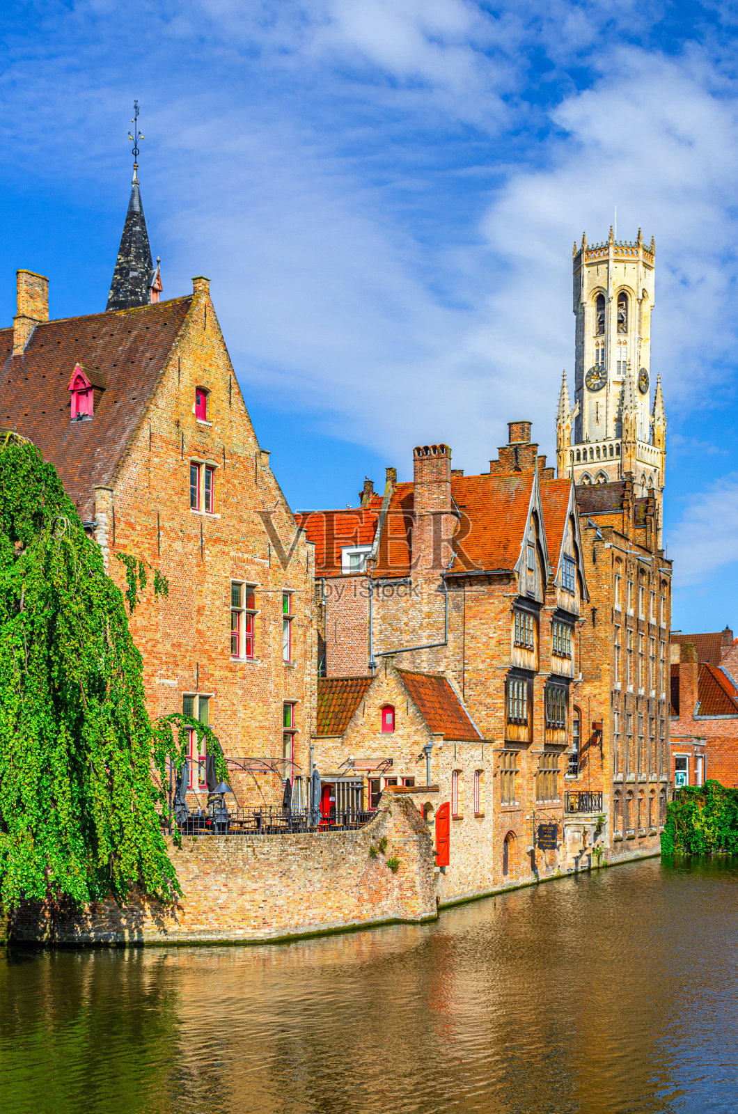 从Rosary Quay Rozenhoedkaai堤防，Bourgondisch Cruyce精品酒店，Dijver水渠，垂直视图，比利时佛兰德地区，布鲁日老城区的历史市中心照片摄影图片