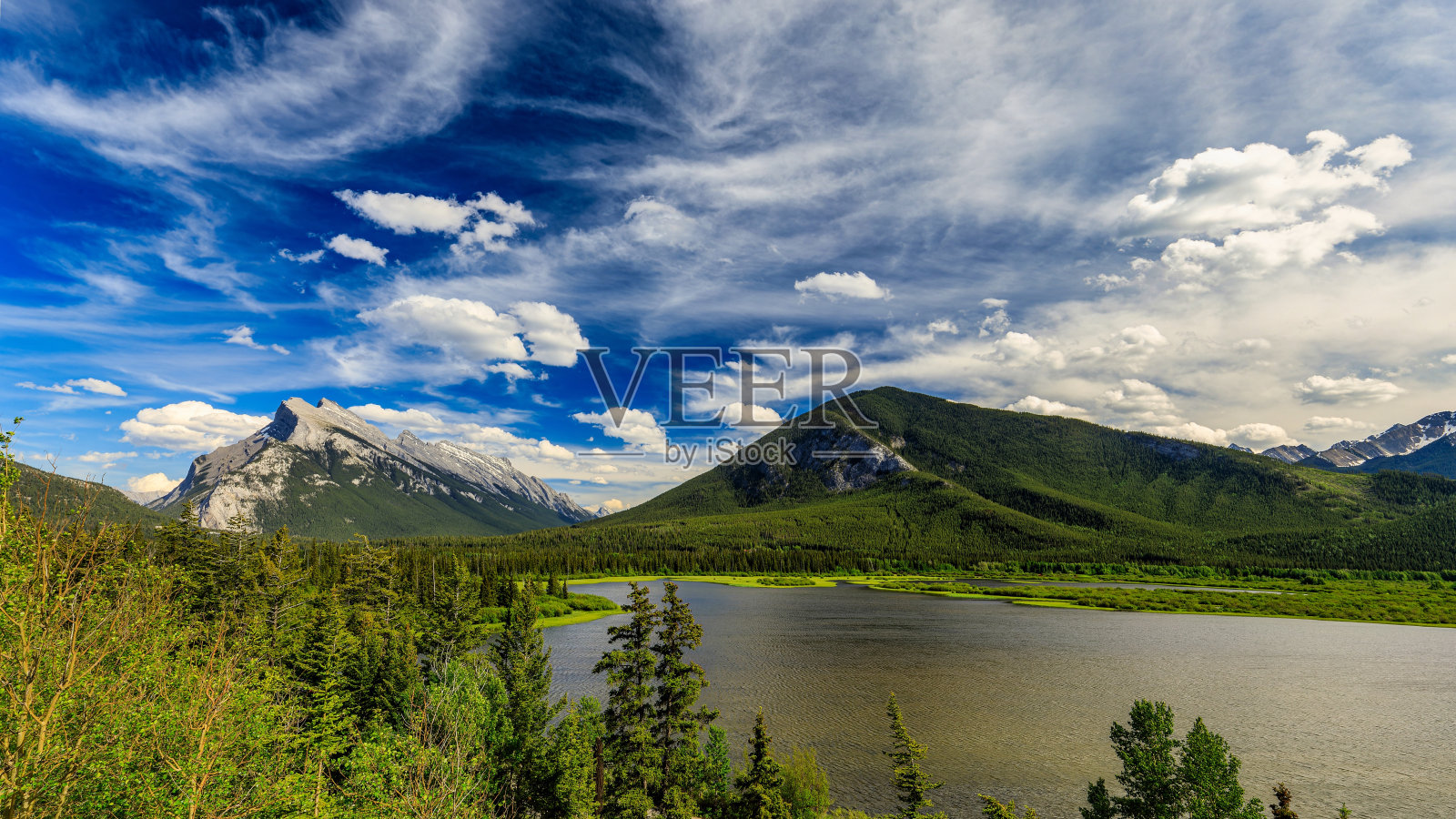 多云天空下的山湖景观照片摄影图片