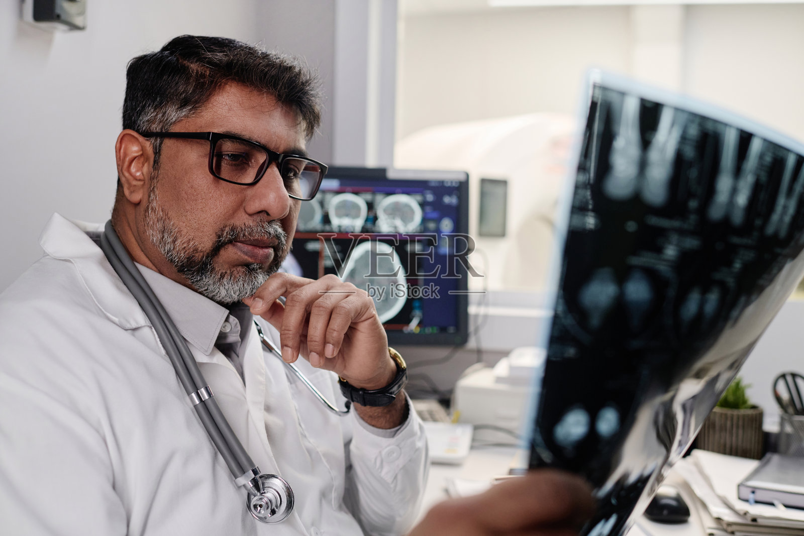 放射技师检查x射线图像照片摄影图片