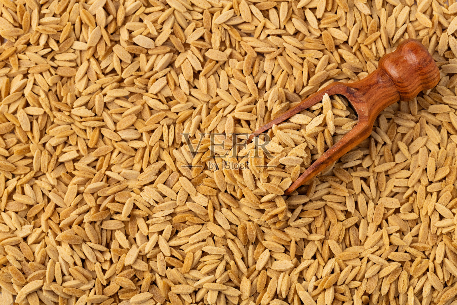 勺子上的干意大利面-米粒形状的意大利烩饭照片摄影图片