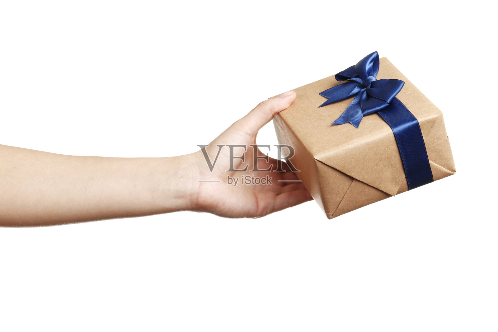 女人拿着白底牛皮纸包裹的包裹，特写照片摄影图片