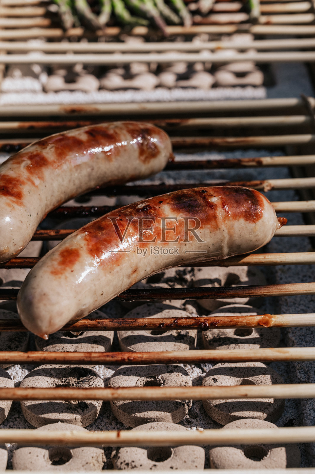 香肠在生态烤架上的特写。户外野餐。照片摄影图片