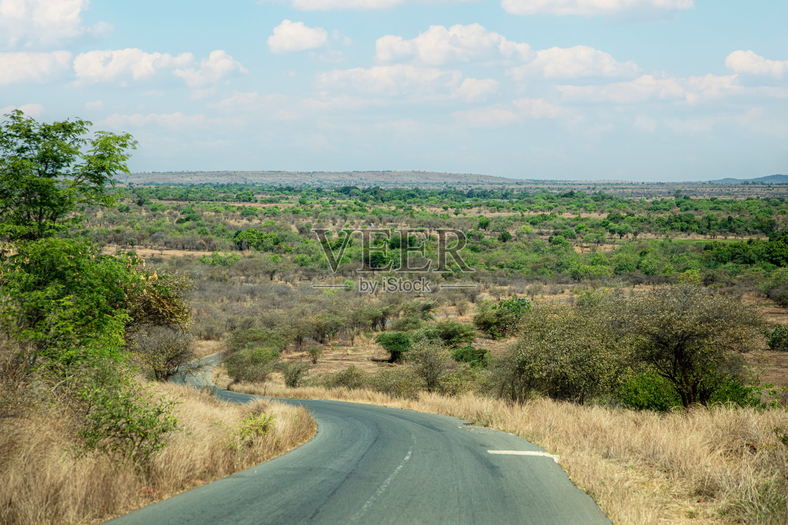 穿过马达加斯加中部村庄的道路照片摄影图片