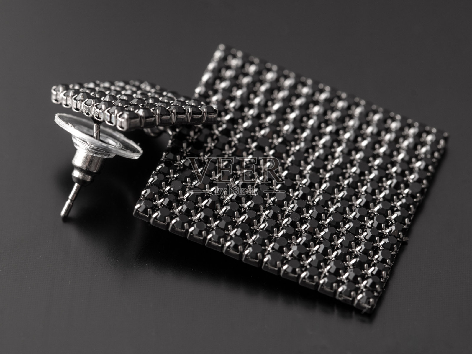 耳环上的宝石被隔离在黑色背景上照片摄影图片