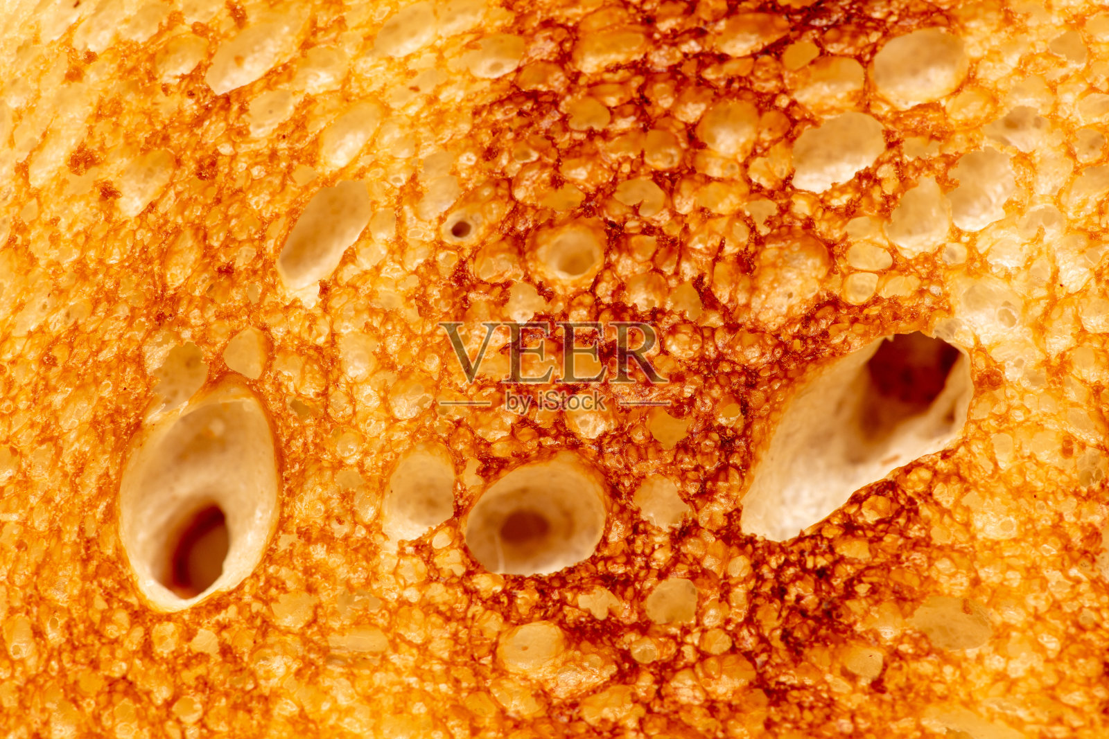 在烤面包机里煎的面包作为抽象背景。宏照片摄影图片