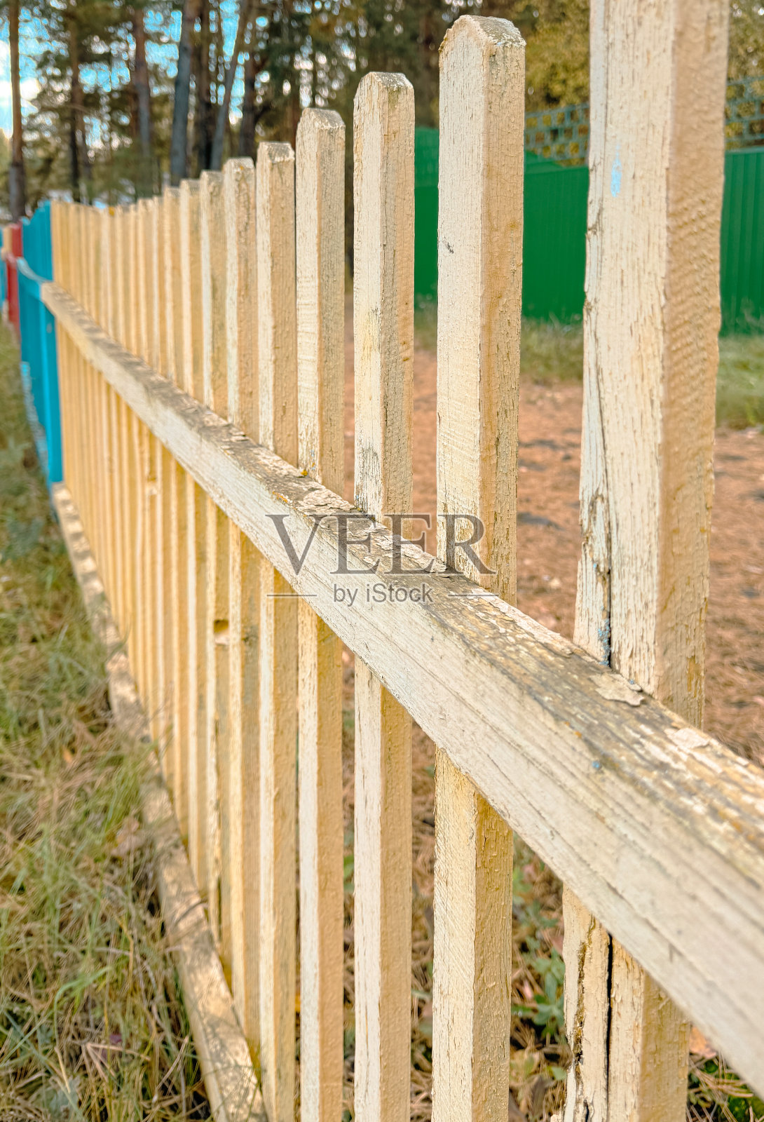 大自然中的黄色木栅栏。背景照片摄影图片