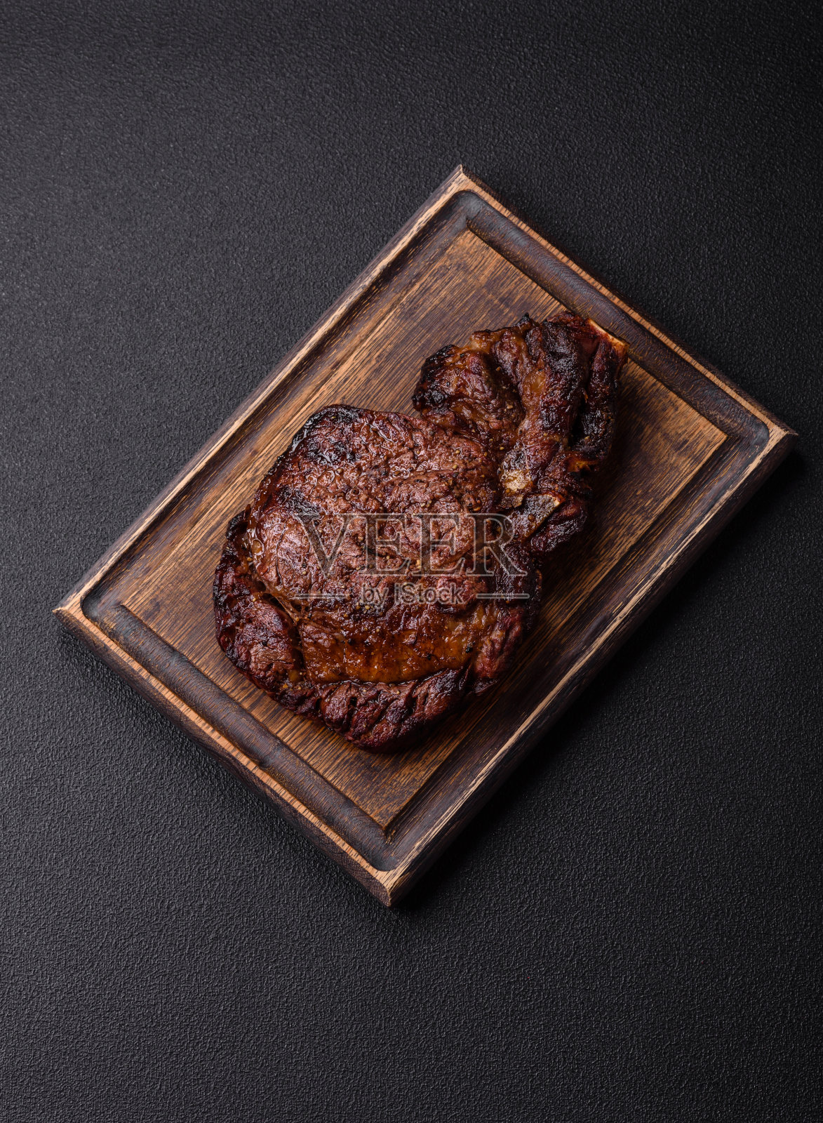 美味多汁的牛肋牛排，用盐、香料和香草烧烤照片摄影图片