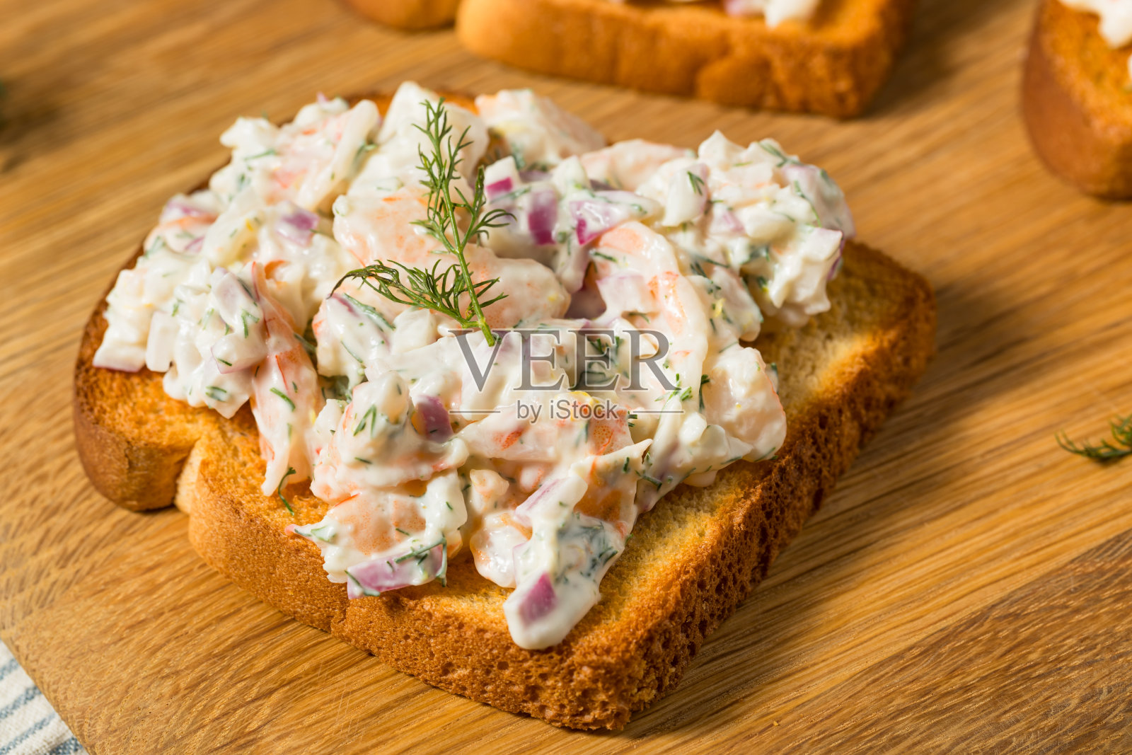 面包上的冷虾吐司照片摄影图片