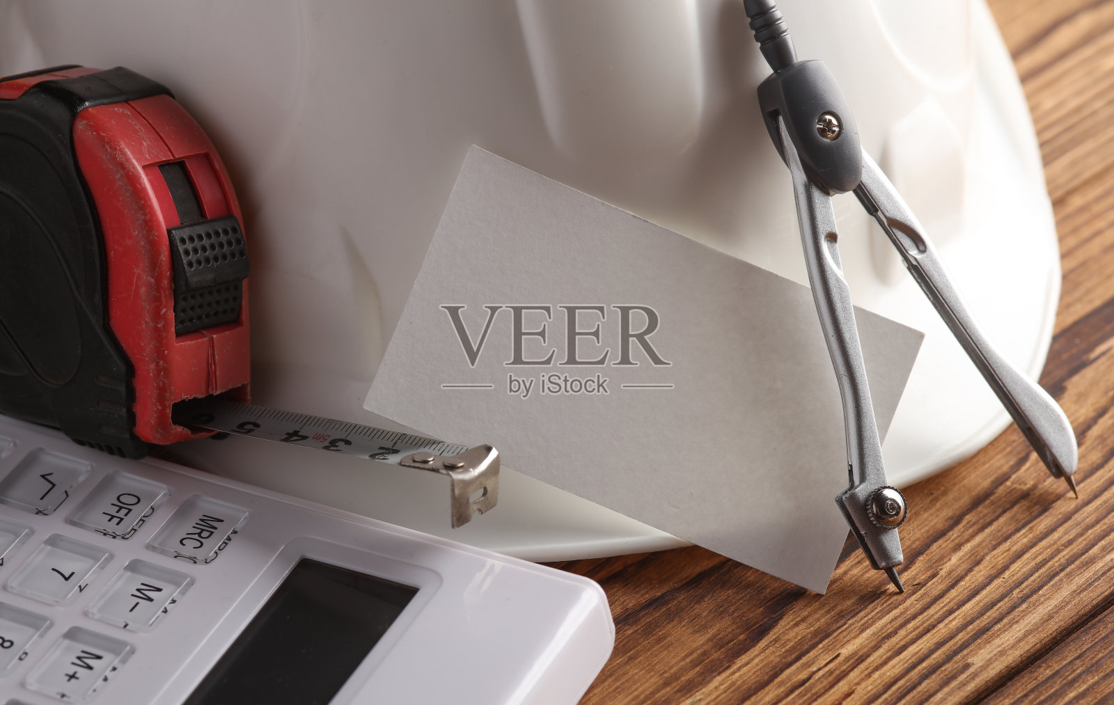 工程师的工具和白板上的空白名片。照片摄影图片