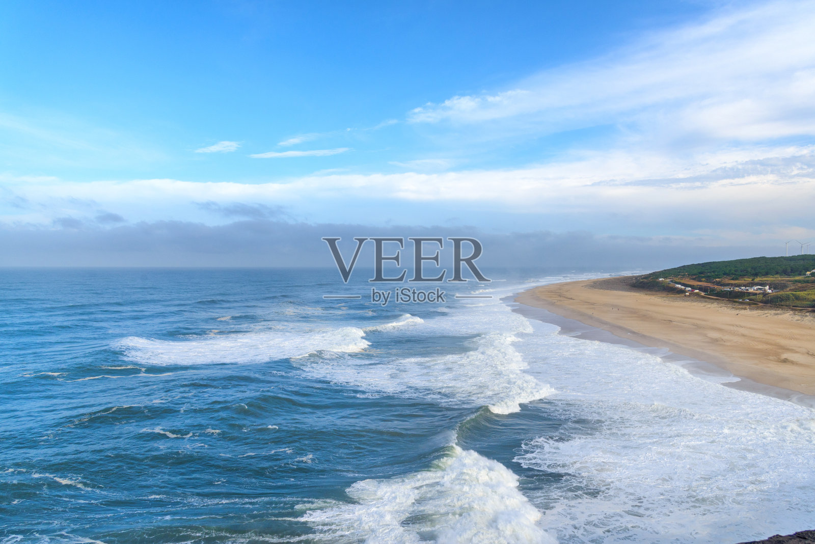 葡萄牙纳扎雷的沙滩和大西洋大浪鸟瞰图。欧洲葡萄牙的冲浪天堂照片摄影图片