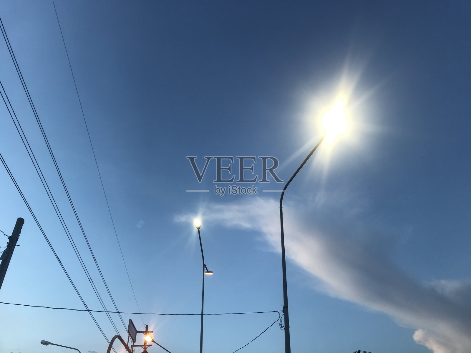 蓝天上的电线杆和电缆照片摄影图片